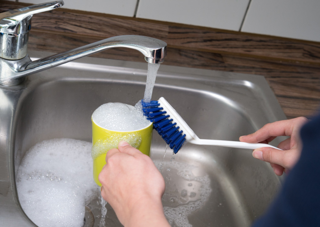 Si las herramientas que uno suele utilizar para la limpieza no son lavadas, se convierten en caldo de cultivo de gérmenes.