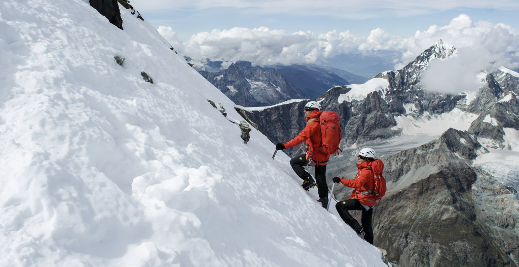 Ninguna de las rutas que llevan al Cervino son fáciles, por eso los guías de montaña fijan el precio para subir a la cumbre sobre los 1500 euros.