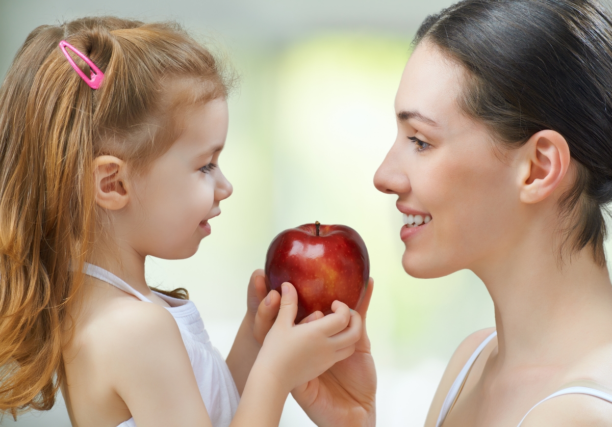 madre e hija con manzana